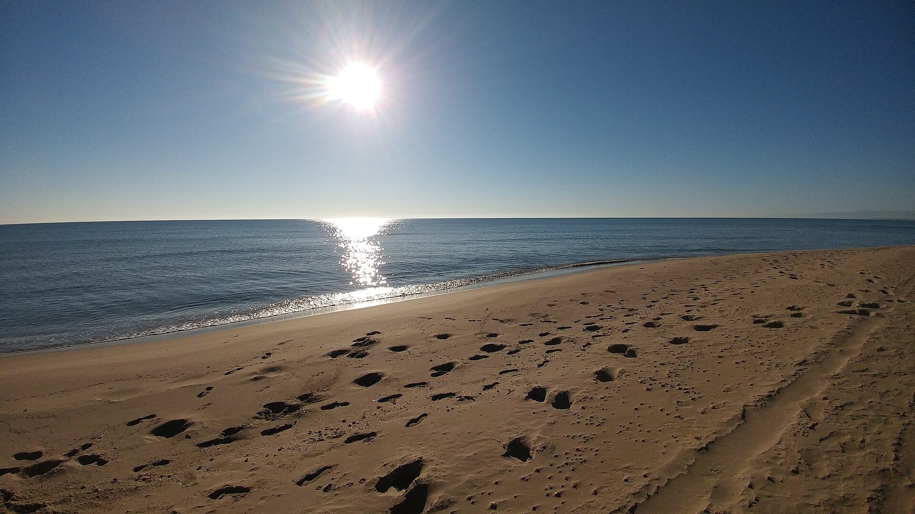 La spiaggia di Castellaneta Marina con il sole basso sul mare