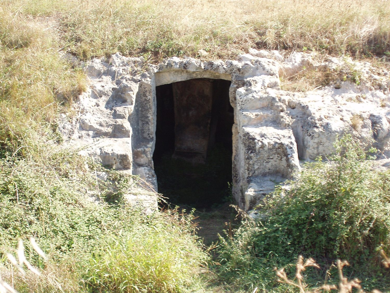 L'ingresso dell'insediamento rupestre della Grotta del Padreterno a Castellaneta