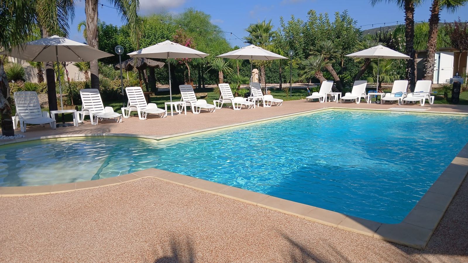 Relais San Giovanni · la piscina esterna con lettini e ombrelloni, Castellaneta (Taranto)