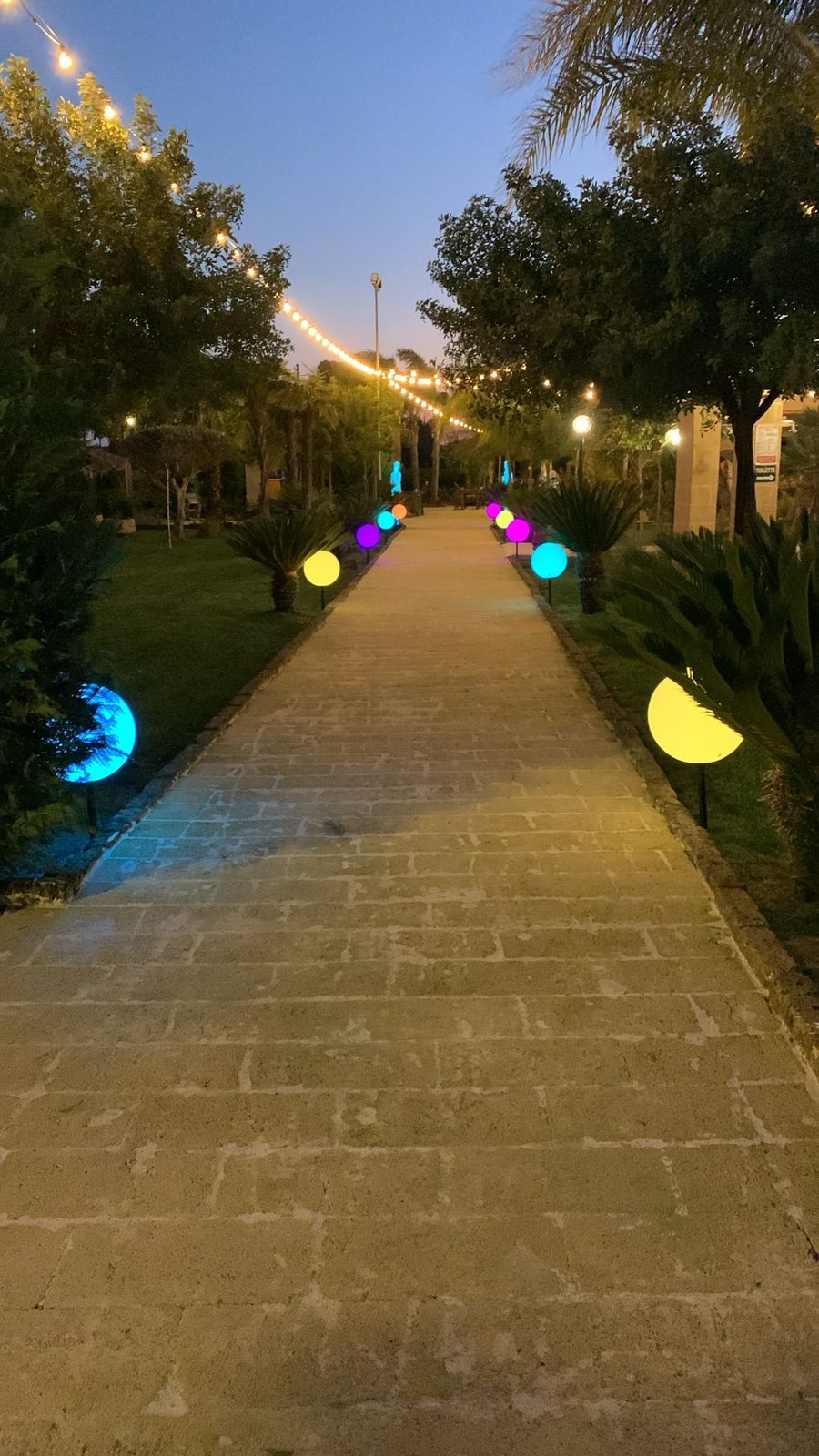 Relais San Giovanni · il vialetto del giardino illuminato la sera, Castellaneta (Taranto)