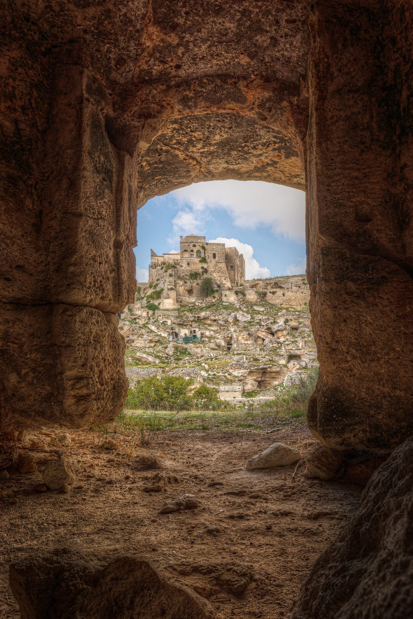 Il castello normanno-svevo di Ginosa visto da un arco rupestre