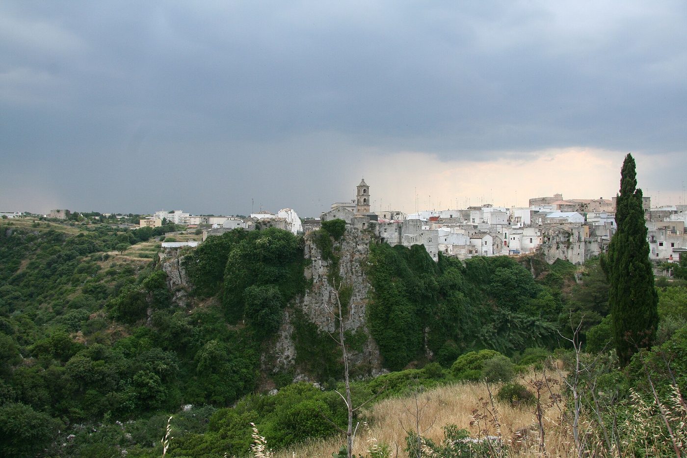 Il paese di Laterza affacciato sul ciglio della gravina