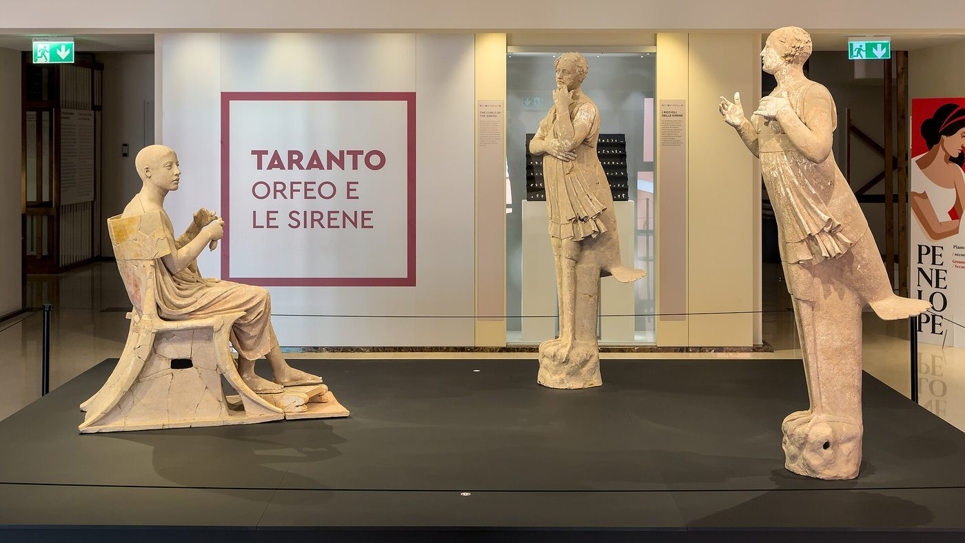 Una sala del Museo Archeologico Nazionale di Taranto con statue