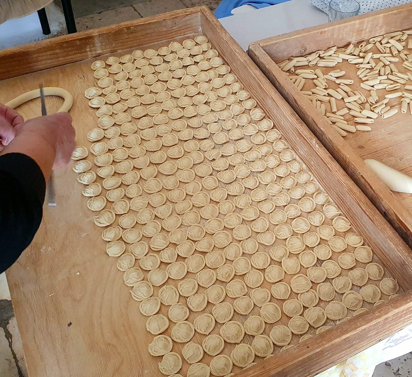 Orecchiette fresche stese su un tagliere di legno