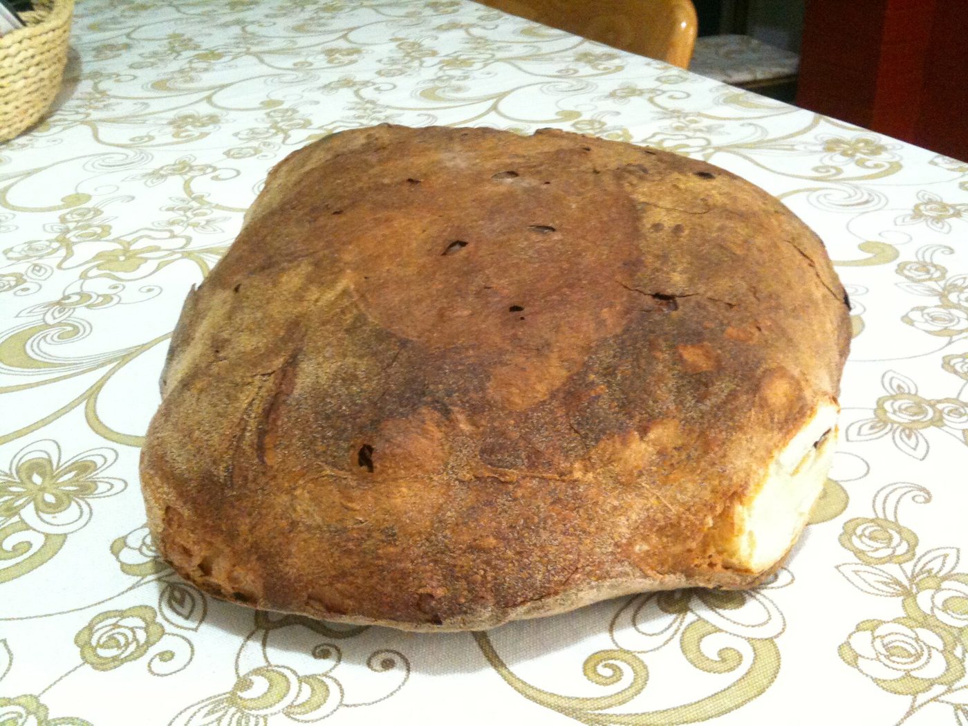 Una pagnotta di pane di Laterza dalla crosta scura