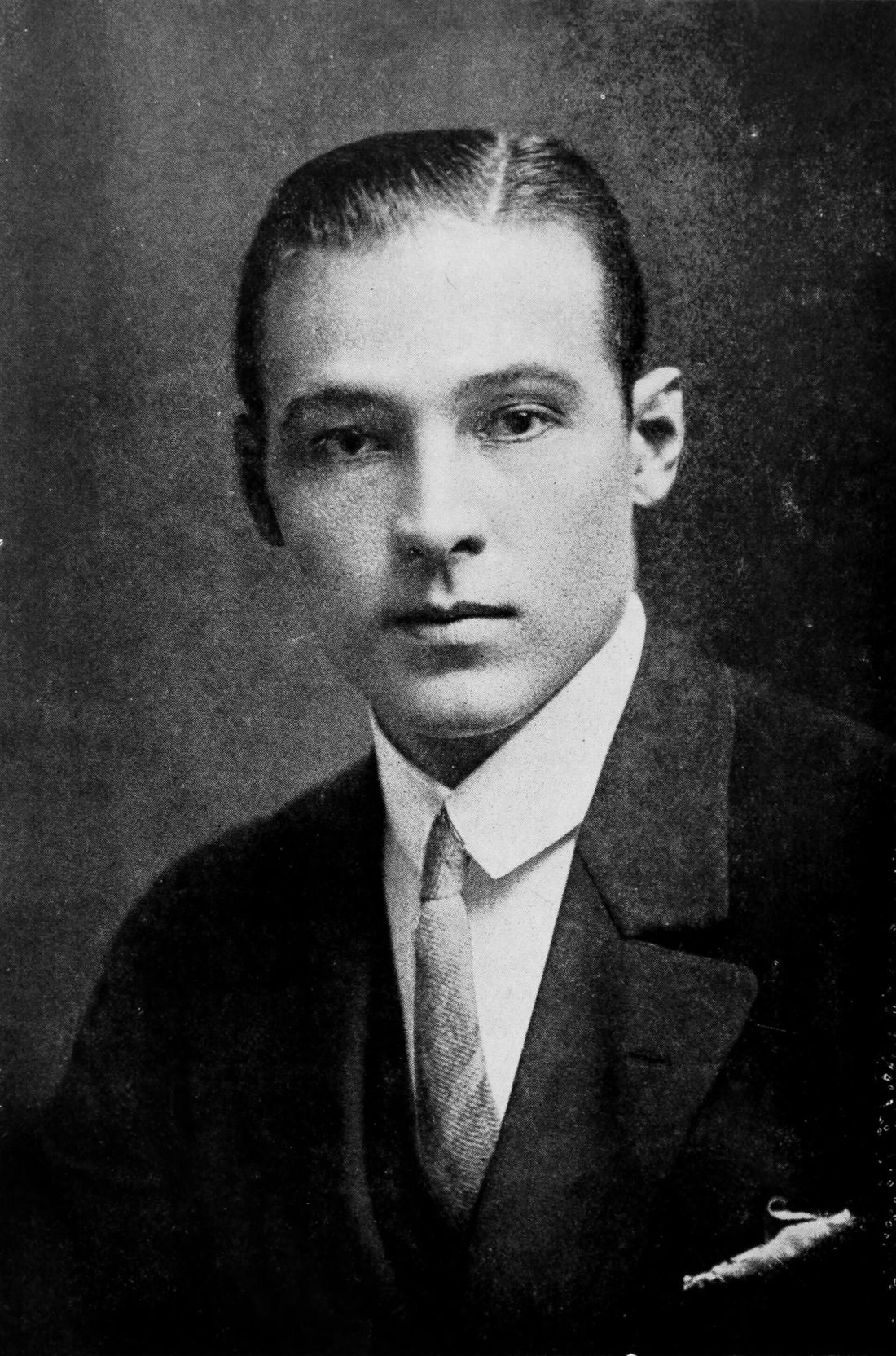 Ritratto fotografico di Rodolfo Valentino, attore nato a Castellaneta nel 1895